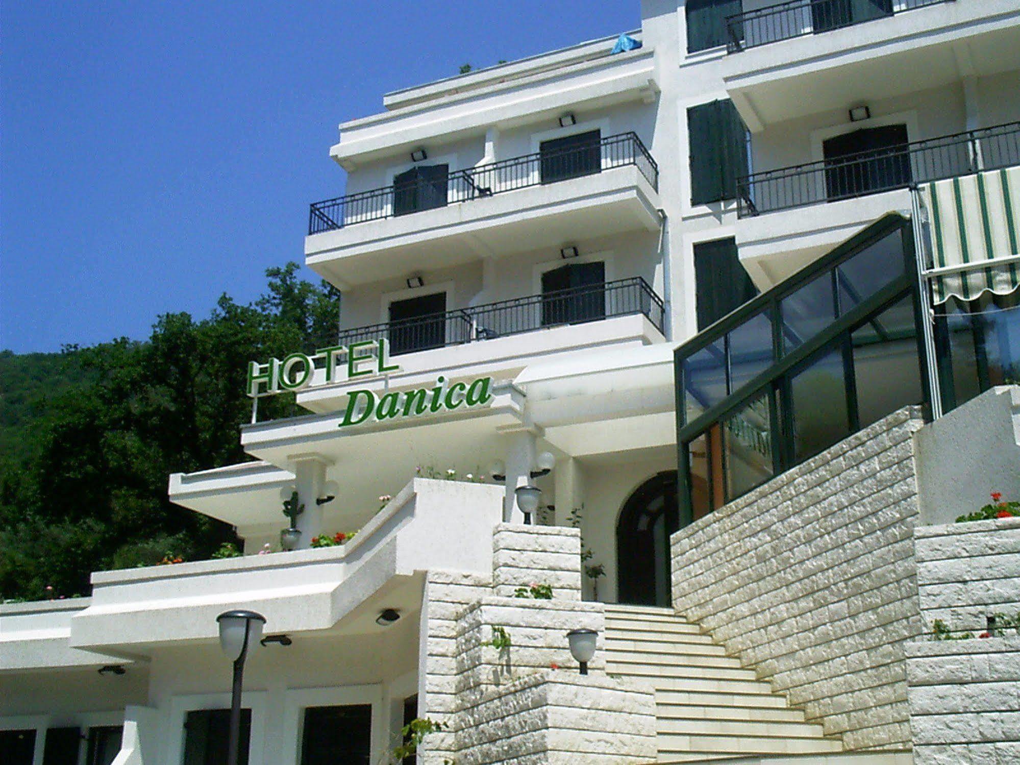Hotel Danica Petrovac Extérieur photo